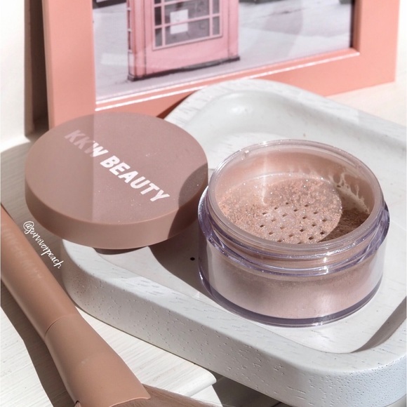 KKW Beauty - Shimmer Powder for Face & Body (Pearl) - Picture 6 of 9